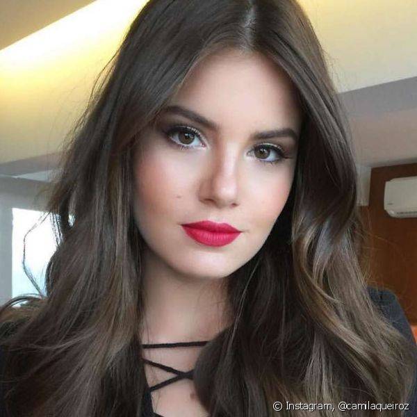 O batom vermelho clássico e elegante no look boca tudo é uma proposta queridinha de Camila Queiroz (Foto: Instagram @camilaqueiroz)